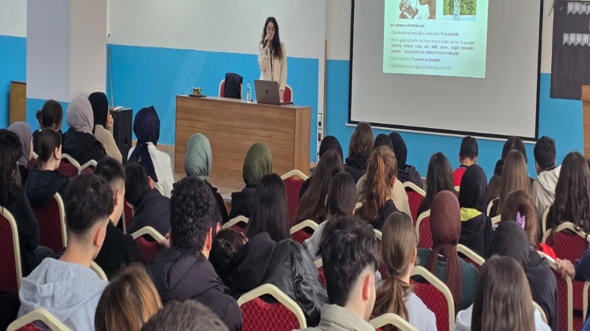 Diyetisyen Buse Kemiksiz’den Öğrencilerimize Sağlıklı Beslenme Semineri